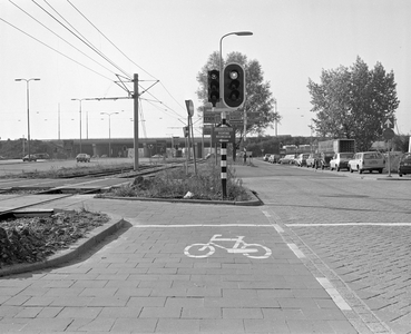 884390 Gezicht op de Europalaan te Utrecht, met centraal het tracé van de Sneltram Utrecht-Nieuwegein v.v.; rechts de ...